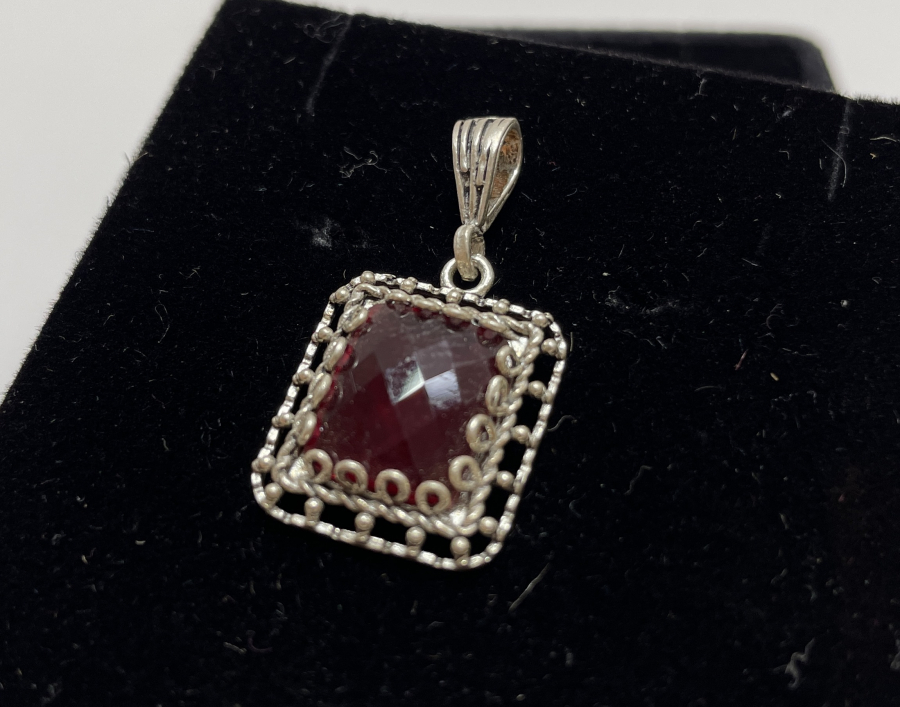 FASETA KESİM TAŞLI GÜMÜŞ KOLYE UCU