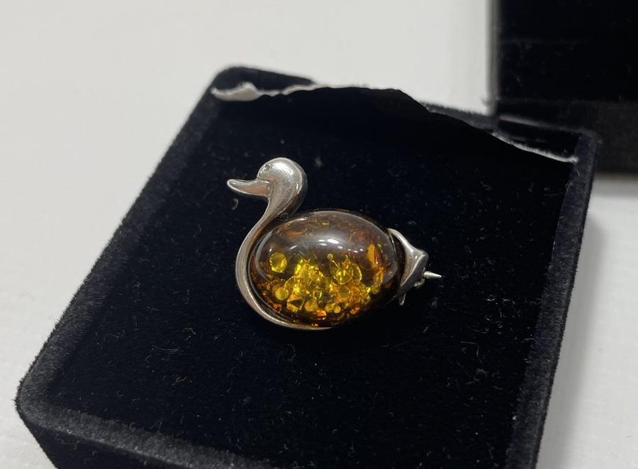 ÖRDEK FORMUNDA KEHRİBAR BROŞ