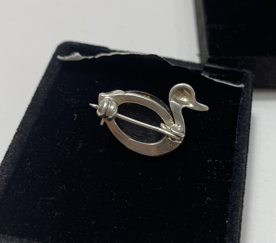 ÖRDEK FORMUNDA KEHRİBAR BROŞ