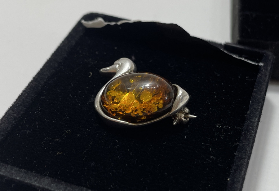 ÖRDEK FORMUNDA KEHRİBAR BROŞ