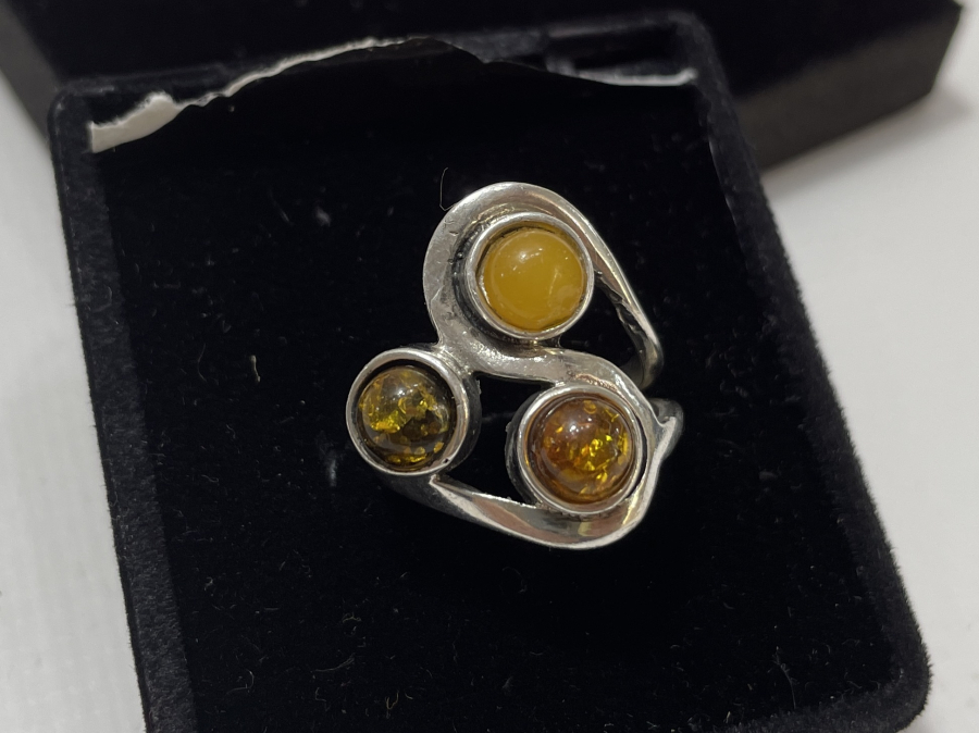 ÜZERİNDE KEHRİBARIN TÜM RENKLERİNİ İÇEREN GÜMÜŞ YÜZÜK