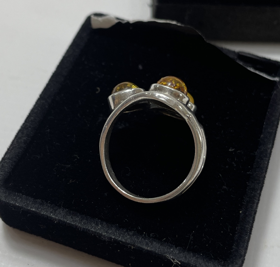 ÜZERİNDE KEHRİBARIN TÜM RENKLERİNİ İÇEREN GÜMÜŞ YÜZÜK