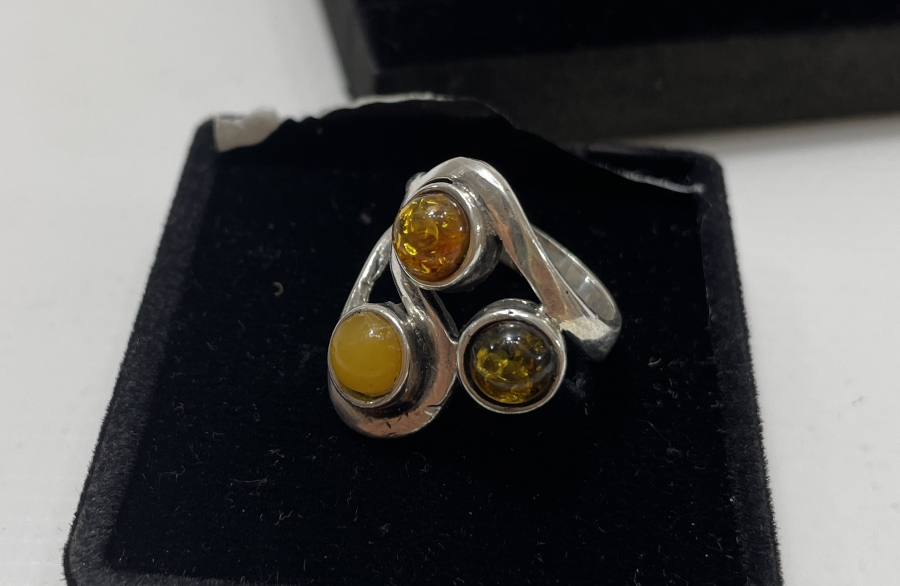 ÜZERİNDE KEHRİBARIN TÜM RENKLERİNİ İÇEREN GÜMÜŞ YÜZÜK