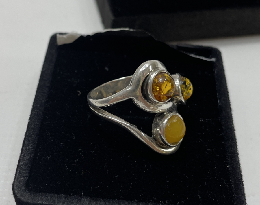 ÜZERİNDE KEHRİBARIN TÜM RENKLERİNİ İÇEREN GÜMÜŞ YÜZÜK