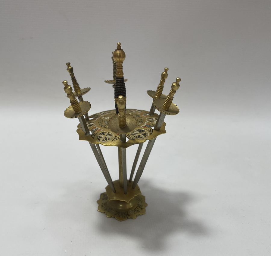 ANTİKA TOLEDO İŞİ KILIÇ FORMUNDA KANEPE STANDI 