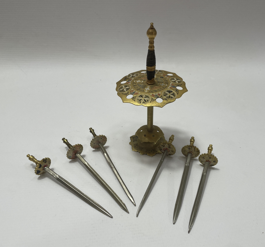 ANTİKA TOLEDO İŞİ KILIÇ FORMUNDA KANEPE STANDI 