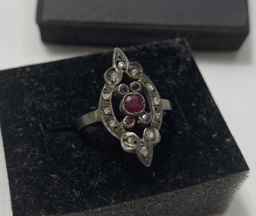 ELMAS VE YAKUT TAŞLI ANTİKA MEKİK YÜZÜK