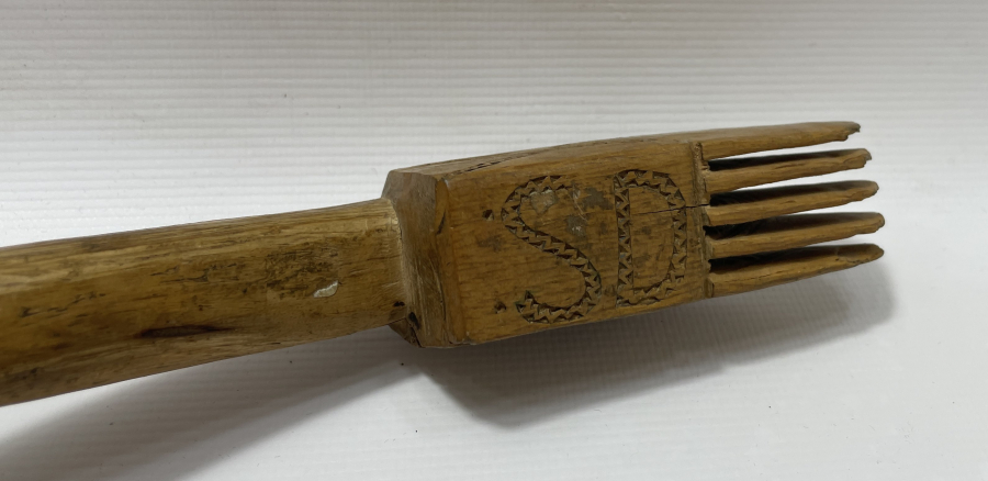 İNSİYALLİ ANTİKA AHŞAPTAN MAMUL PALAN  KİRKİTİ