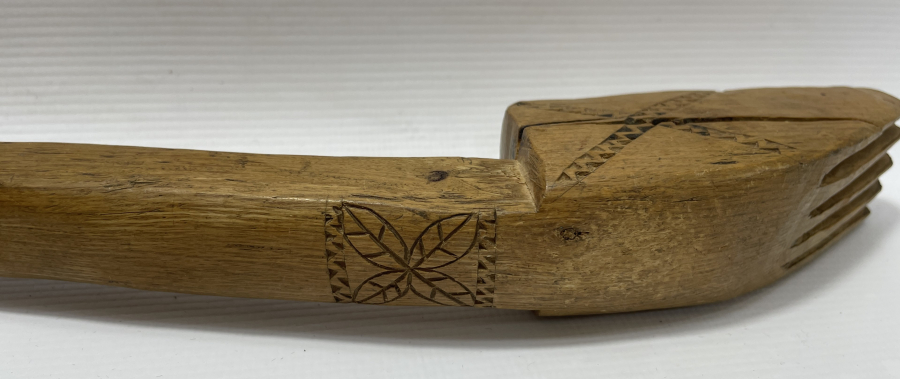 İNSİYALLİ ANTİKA AHŞAPTAN MAMUL PALAN  KİRKİTİ