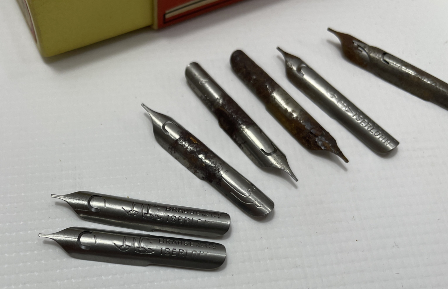 OSMANLI DÖNEMİ ORJİNAL KUTUSUNDA ÜZERLERİ OSMANLICA YAZILI  DİVİT UÇLARI