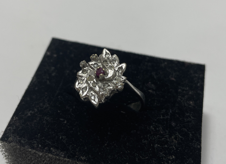 ÜZERİ PIRLANTA VE YAKUT TAŞLARIYLA SÜSLÜ YÜZÜK