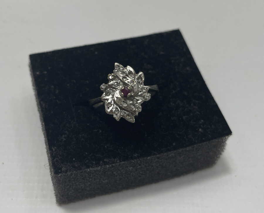 ÜZERİ PIRLANTA VE YAKUT TAŞLARIYLA SÜSLÜ YÜZÜK