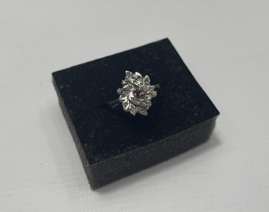 ÜZERİ PIRLANTA VE YAKUT TAŞLARIYLA SÜSLÜ YÜZÜK