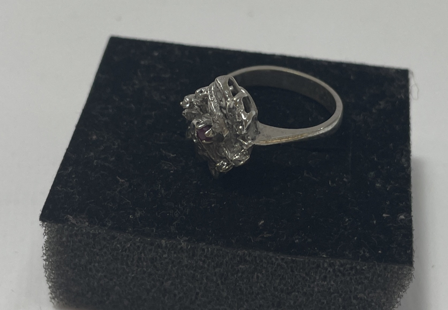 ÜZERİ PIRLANTA VE YAKUT TAŞLARIYLA SÜSLÜ YÜZÜK