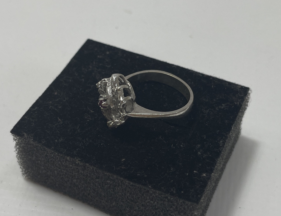 ÜZERİ PIRLANTA VE YAKUT TAŞLARIYLA SÜSLÜ YÜZÜK