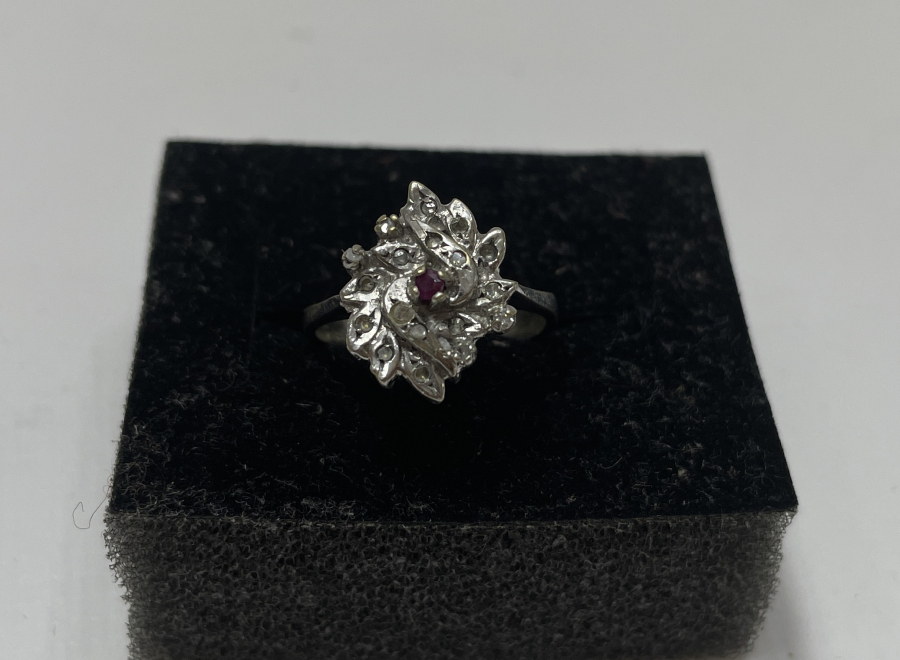 ÜZERİ PIRLANTA VE YAKUT TAŞLARIYLA SÜSLÜ YÜZÜK