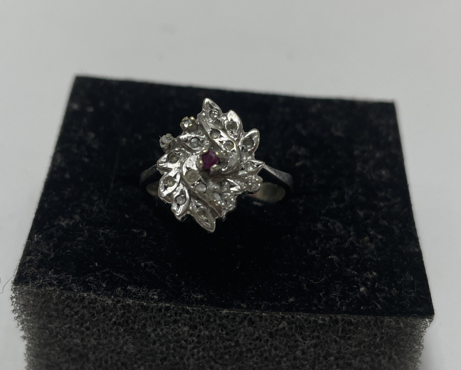 ÜZERİ PIRLANTA VE YAKUT TAŞLARIYLA SÜSLÜ YÜZÜK