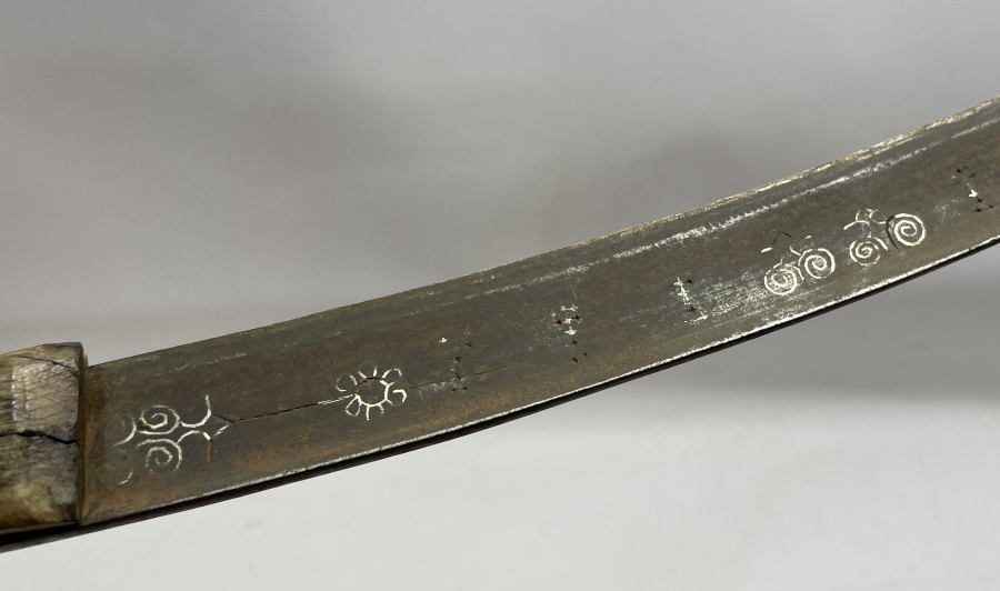 ÜZERİ GÜMÜŞ ÇAKMA İŞÇİLİKLİ YATAĞAN KILICI