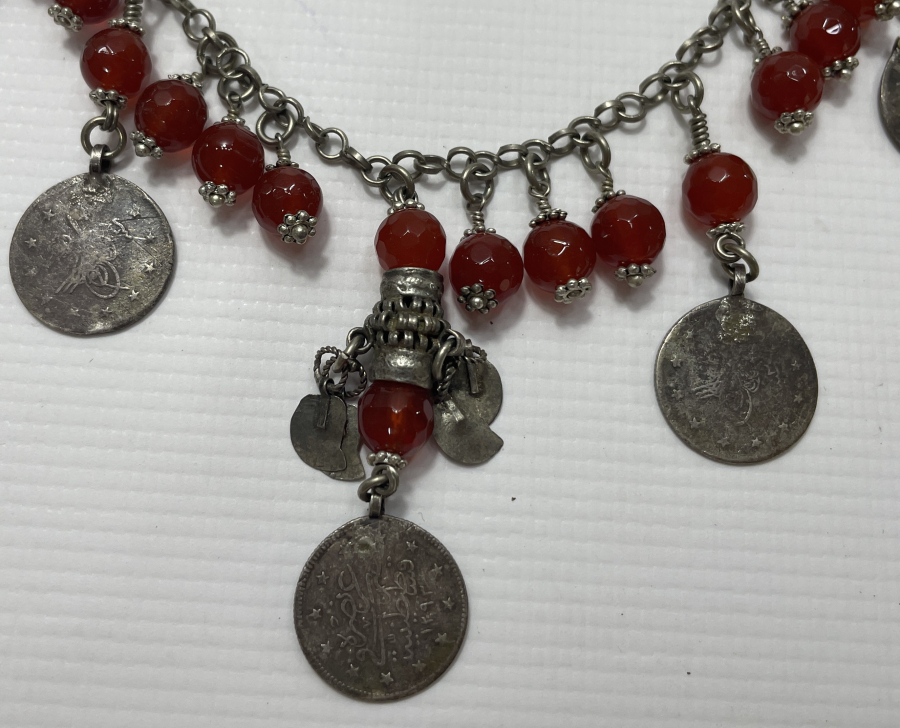 FASETALI AKİKLERDEN VE OSMANLI PARALARINDAN OLUŞAN AŞIK ZİNCİRLİ VE GÜVERCİN SÜSLÜ GERDANLIK