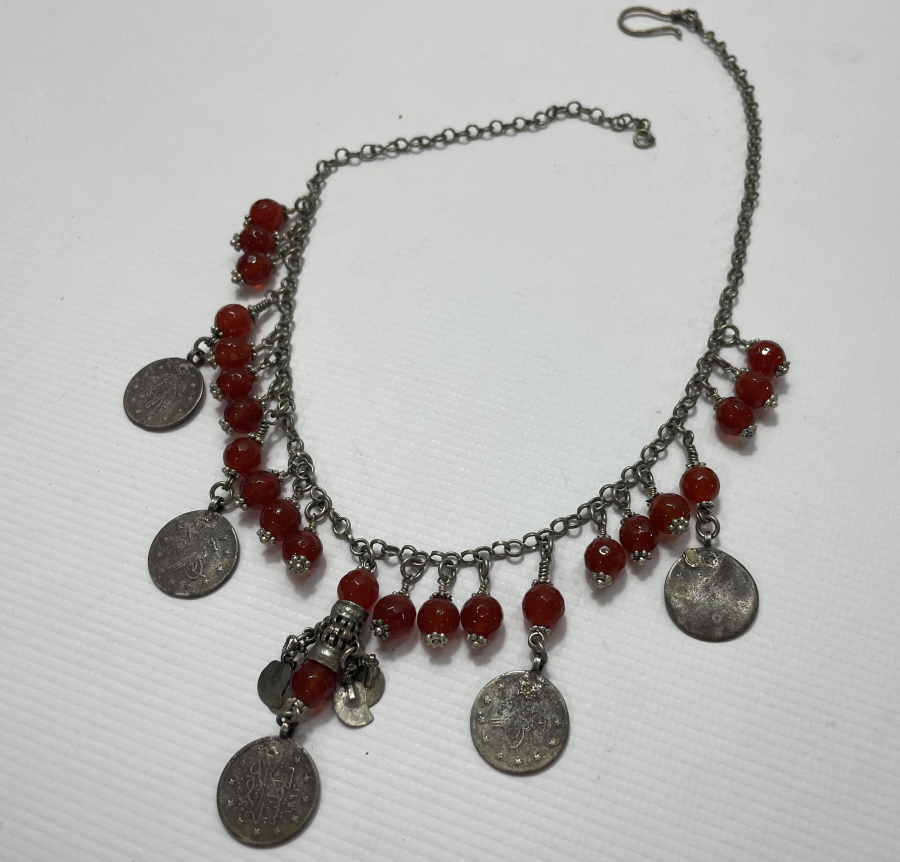 FASETALI AKİKLERDEN VE OSMANLI PARALARINDAN OLUŞAN AŞIK ZİNCİRLİ VE GÜVERCİN SÜSLÜ GERDANLIK