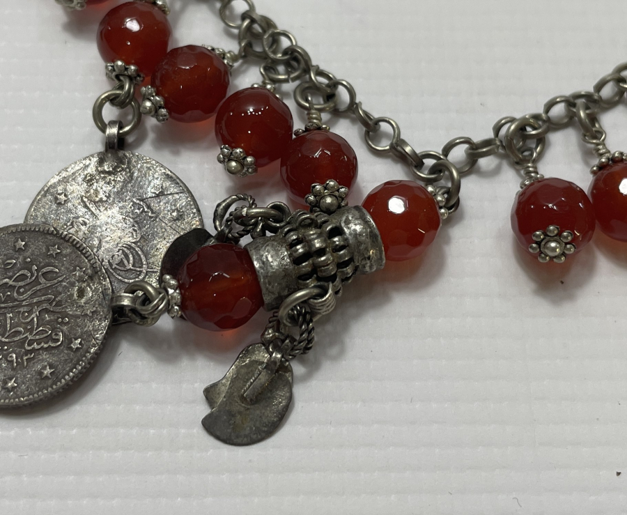 FASETALI AKİKLERDEN VE OSMANLI PARALARINDAN OLUŞAN AŞIK ZİNCİRLİ VE GÜVERCİN SÜSLÜ GERDANLIK