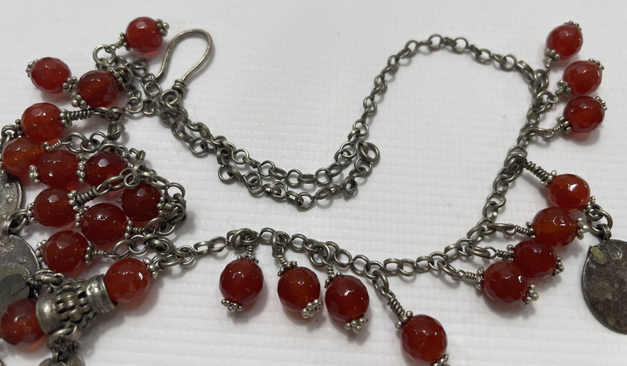 FASETALI AKİKLERDEN VE OSMANLI PARALARINDAN OLUŞAN AŞIK ZİNCİRLİ VE GÜVERCİN SÜSLÜ GERDANLIK