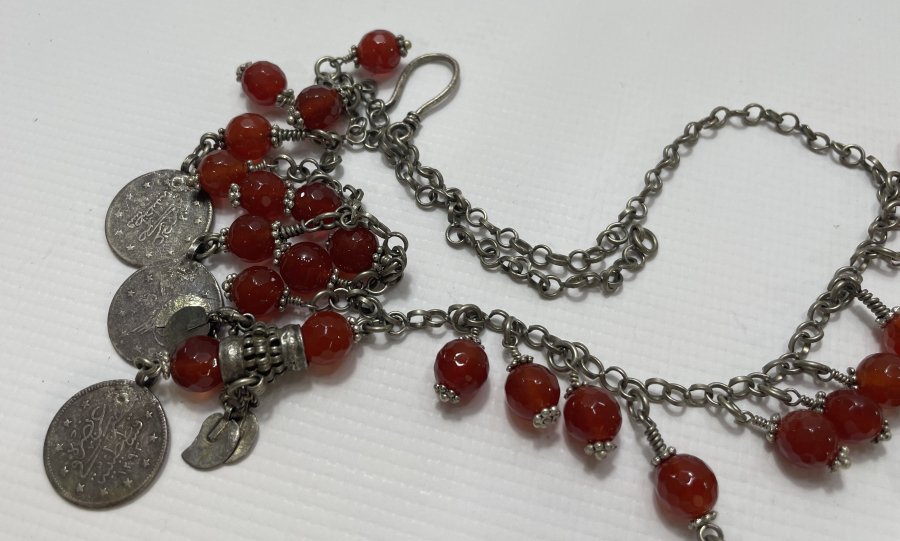 FASETALI AKİKLERDEN VE OSMANLI PARALARINDAN OLUŞAN AŞIK ZİNCİRLİ VE GÜVERCİN SÜSLÜ GERDANLIK