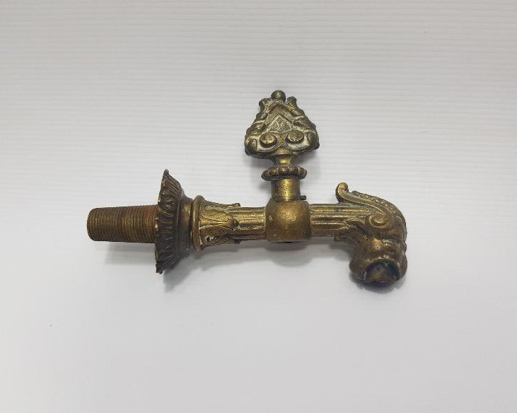 1850'LERDEN AVRUPA YAPIMI ASLAN BAŞLI PİRİNÇ MUSLUK 