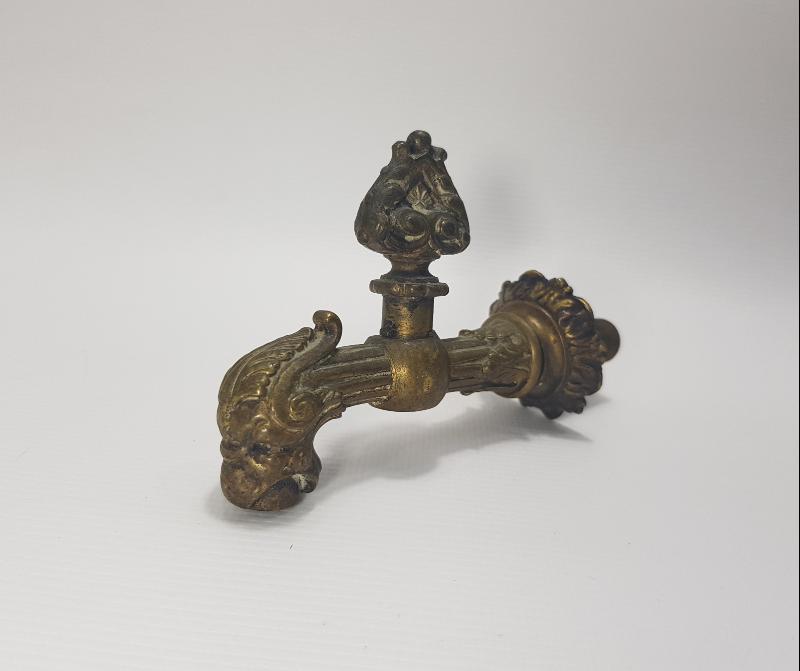 1850'LERDEN AVRUPA YAPIMI ASLAN BAŞLI PİRİNÇ MUSLUK 