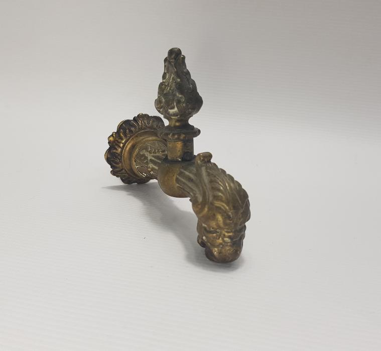 1850'LERDEN AVRUPA YAPIMI ASLAN BAŞLI PİRİNÇ MUSLUK 