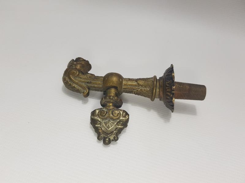 1850'LERDEN AVRUPA YAPIMI ASLAN BAŞLI PİRİNÇ MUSLUK 