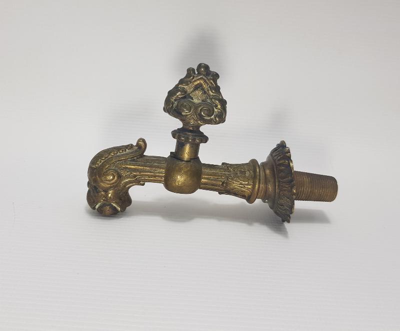 1850'LERDEN AVRUPA YAPIMI ASLAN BAŞLI PİRİNÇ MUSLUK 