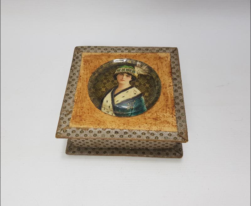 1900'LERDEN KRALİÇE RESİMLİ MUKAVVA KUTU 