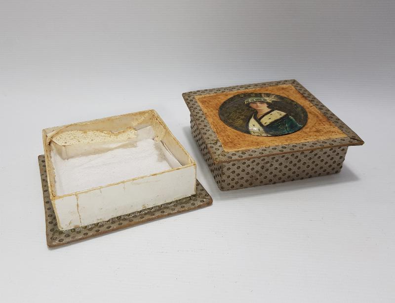 1900'LERDEN KRALİÇE RESİMLİ MUKAVVA KUTU 