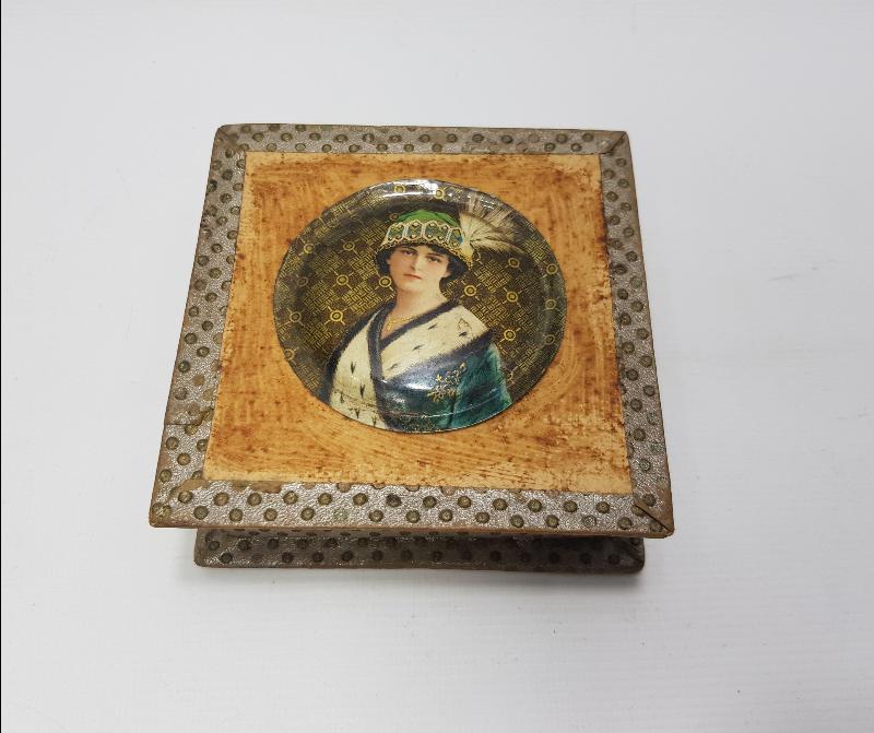 1900'LERDEN KRALİÇE RESİMLİ MUKAVVA KUTU 