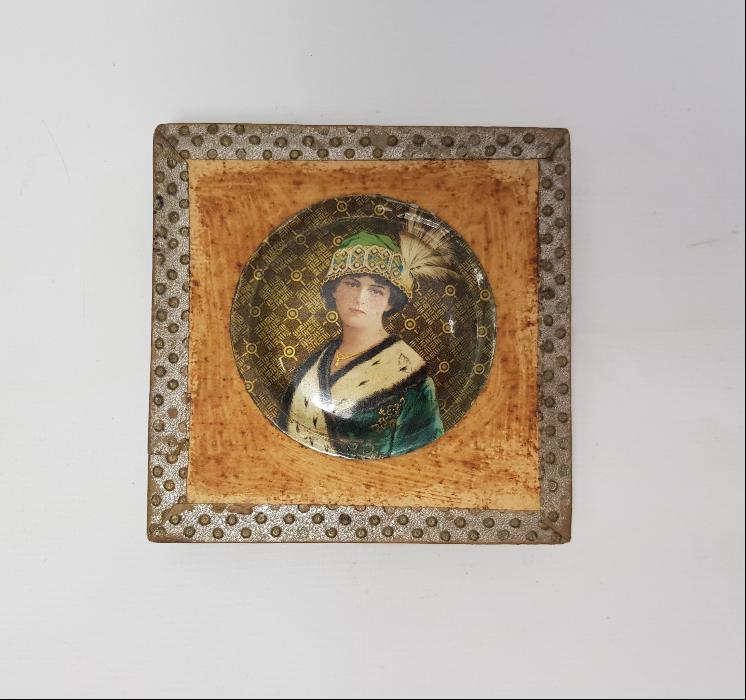 1900'LERDEN KRALİÇE RESİMLİ MUKAVVA KUTU 