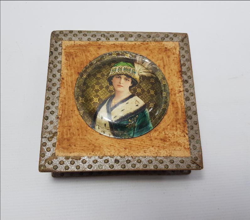 1900'LERDEN KRALİÇE RESİMLİ MUKAVVA KUTU 