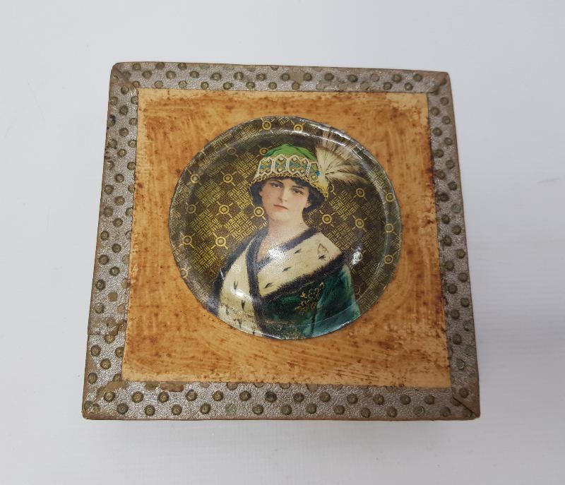 1900'LERDEN KRALİÇE RESİMLİ MUKAVVA KUTU 