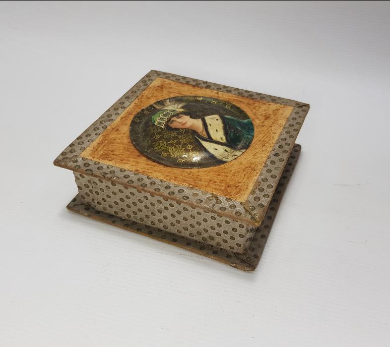 1900'LERDEN KRALİÇE RESİMLİ MUKAVVA KUTU 