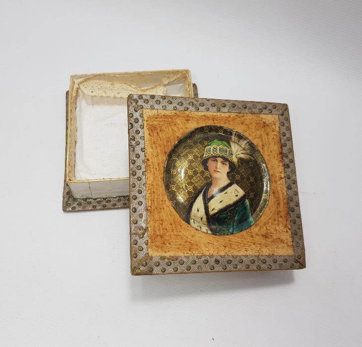 1900'LERDEN KRALİÇE RESİMLİ MUKAVVA KUTU 