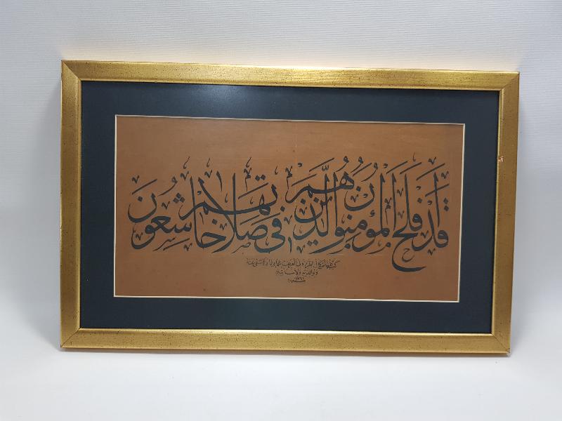 1946 TARİHLİ ABBAS KEMAL EL-TRABZONİ ARİF BİHAMAMİZADE KETEBELİ EL YAZMA HAT LEVHA