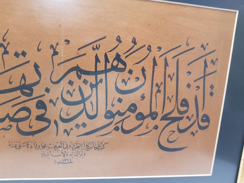 1946 TARİHLİ ABBAS KEMAL EL-TRABZONİ ARİF BİHAMAMİZADE KETEBELİ EL YAZMA HAT LEVHA