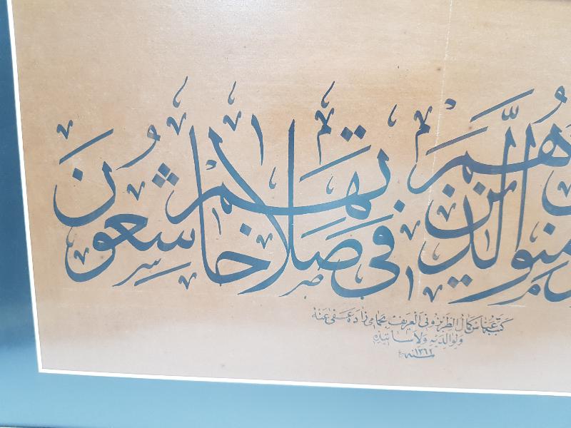 1946 TARİHLİ ABBAS KEMAL EL-TRABZONİ ARİF BİHAMAMİZADE KETEBELİ EL YAZMA HAT LEVHA