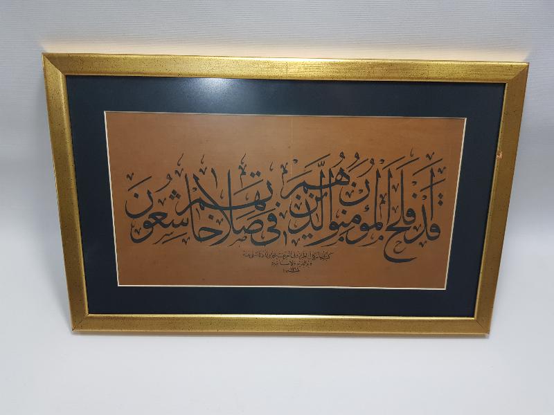 1946 TARİHLİ ABBAS KEMAL EL-TRABZONİ ARİF BİHAMAMİZADE KETEBELİ EL YAZMA HAT LEVHA