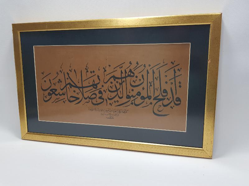 1946 TARİHLİ ABBAS KEMAL EL-TRABZONİ ARİF BİHAMAMİZADE KETEBELİ EL YAZMA HAT LEVHA