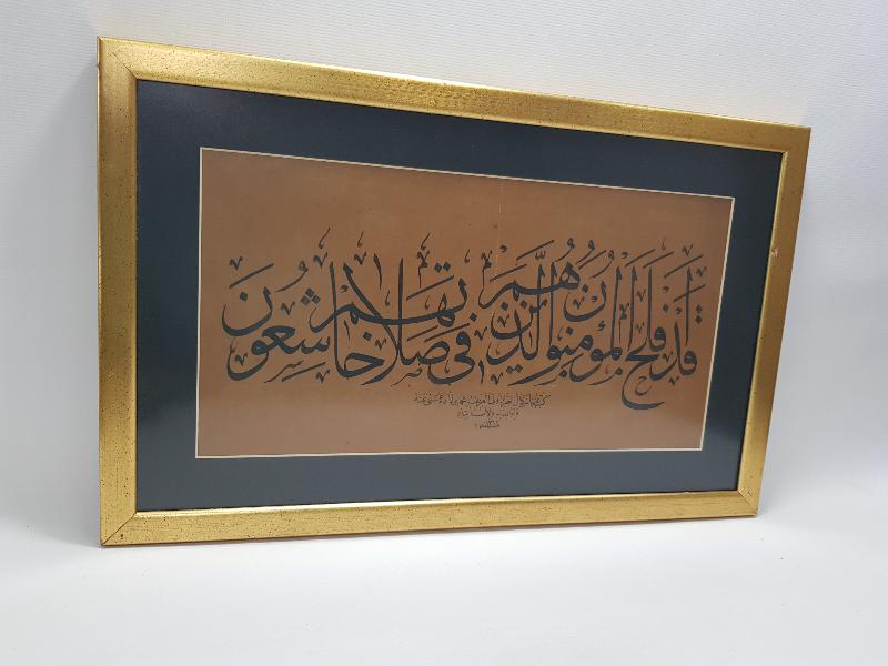 1946 TARİHLİ ABBAS KEMAL EL-TRABZONİ ARİF BİHAMAMİZADE KETEBELİ EL YAZMA HAT LEVHA