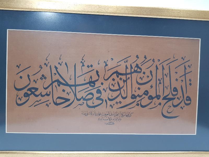 1946 TARİHLİ ABBAS KEMAL EL-TRABZONİ ARİF BİHAMAMİZADE KETEBELİ EL YAZMA HAT LEVHA