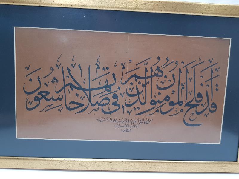 1946 TARİHLİ ABBAS KEMAL EL-TRABZONİ ARİF BİHAMAMİZADE KETEBELİ EL YAZMA HAT LEVHA