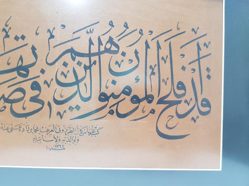 1946 TARİHLİ ABBAS KEMAL EL-TRABZONİ ARİF BİHAMAMİZADE KETEBELİ EL YAZMA HAT LEVHA