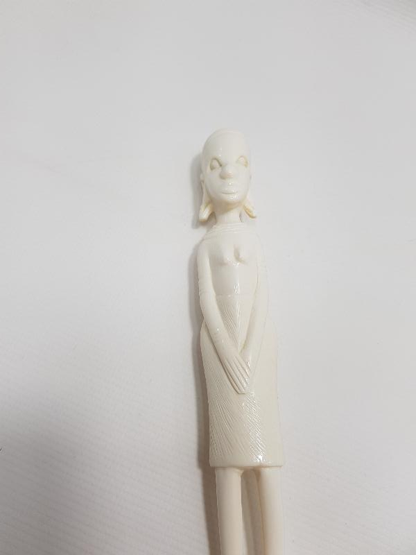 FİL DİŞİ AFRİKALI KADIN BİBLOSU 